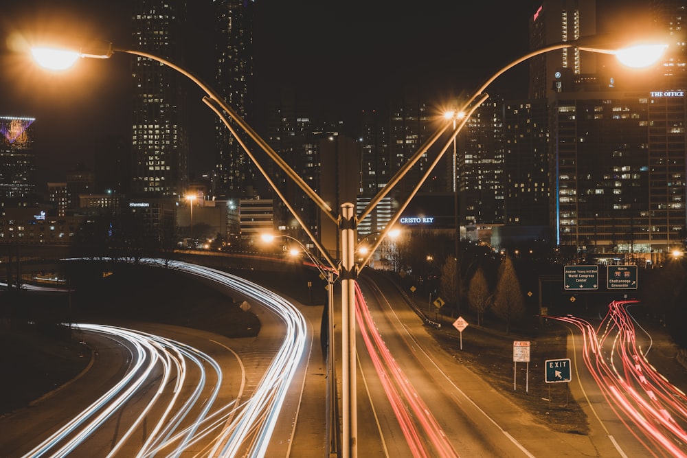 Time Lapse Road durante la noche