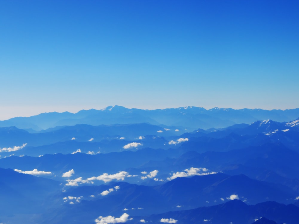 Berge unter blauem Himmel während des Tages