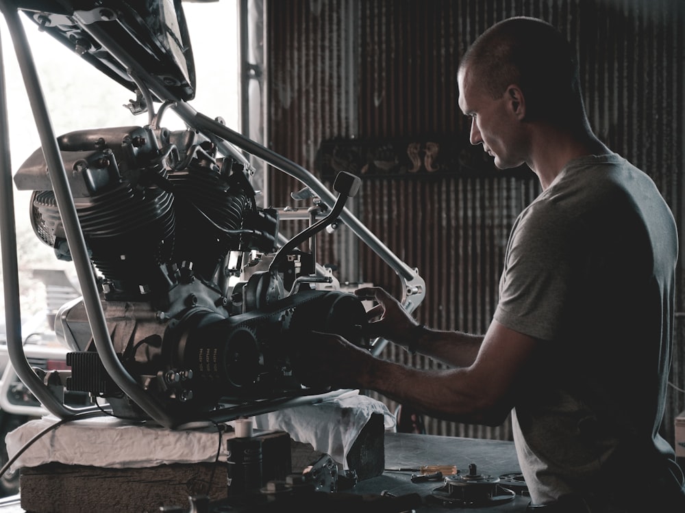 Mann hält Motoren in der Hand