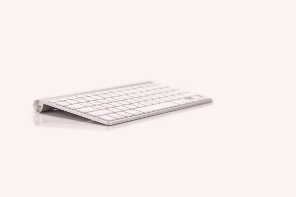 Clavier sans fil Apple 1 sur fond blanc