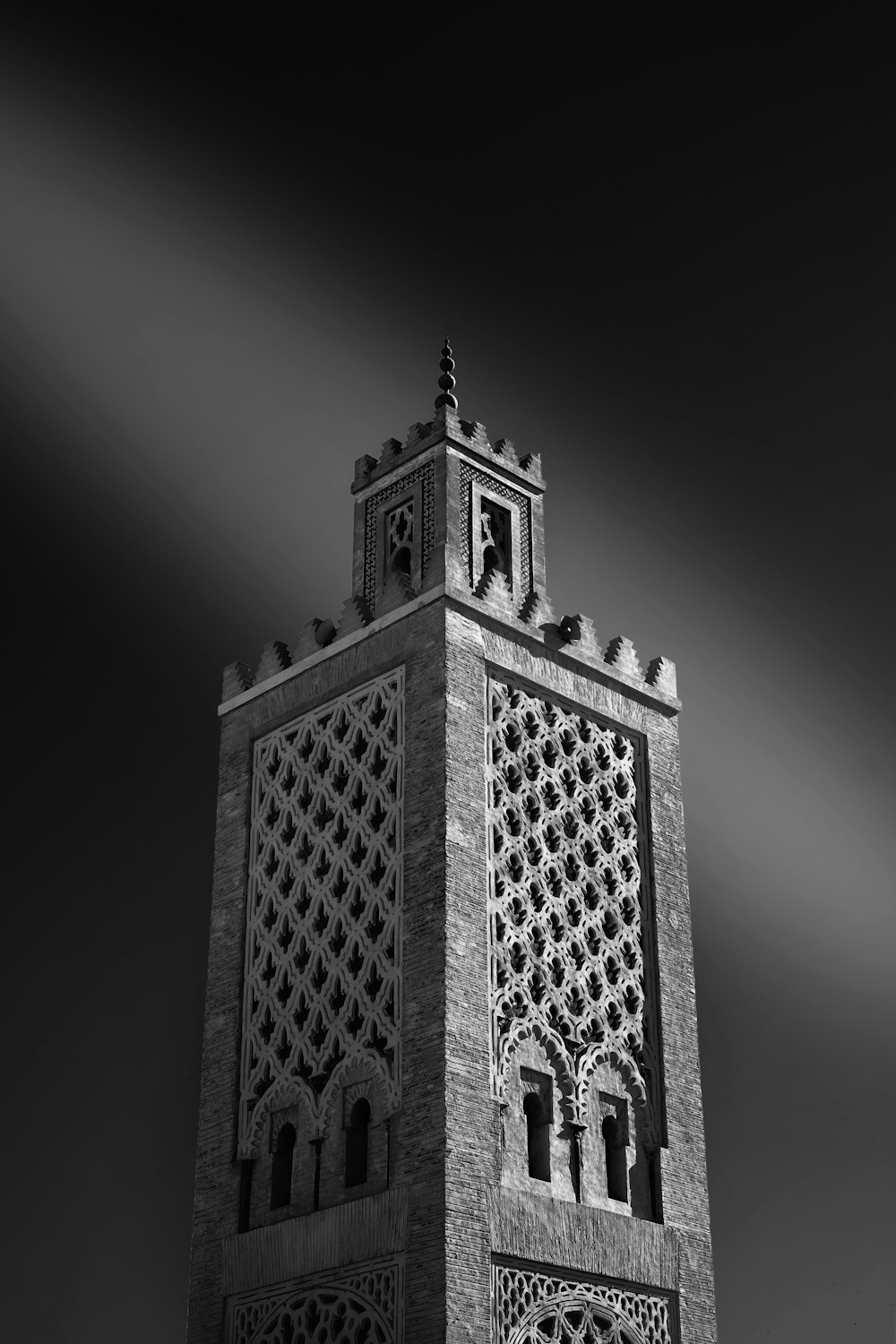 Foto en escala de grises de un edificio de hormigón