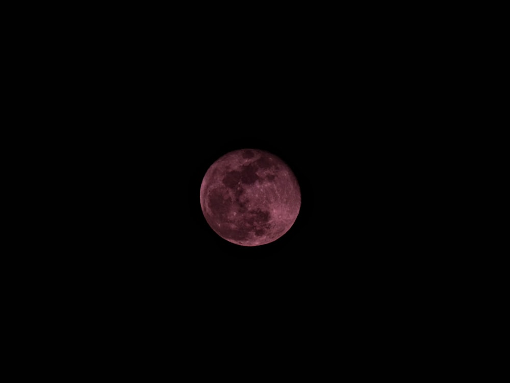 Mond vor schwarzem Hintergrund