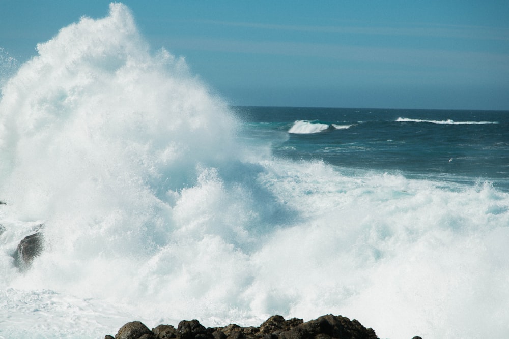 agitando o mar contra a rocha