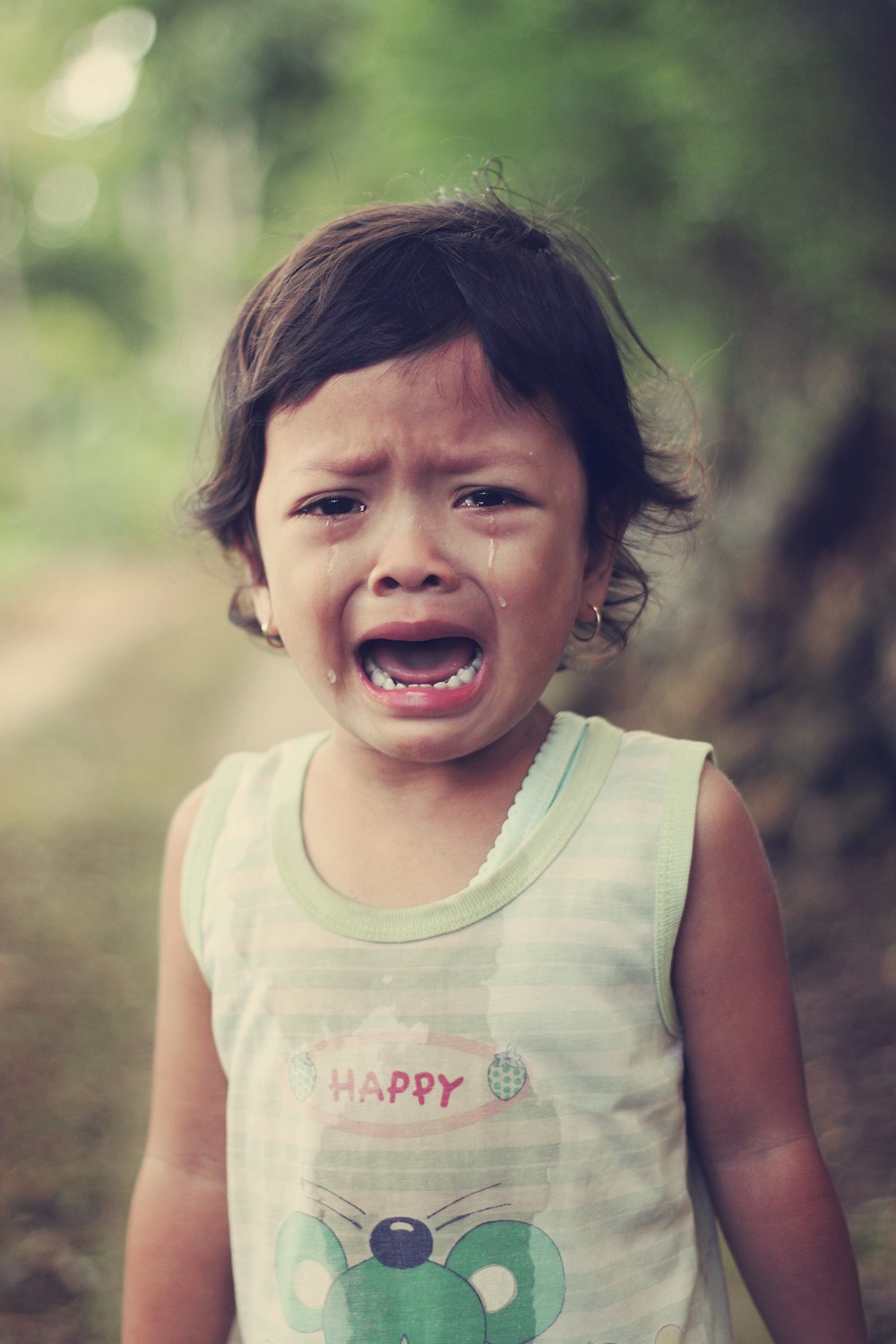 Fotografia de foco seletivo de menina chorando