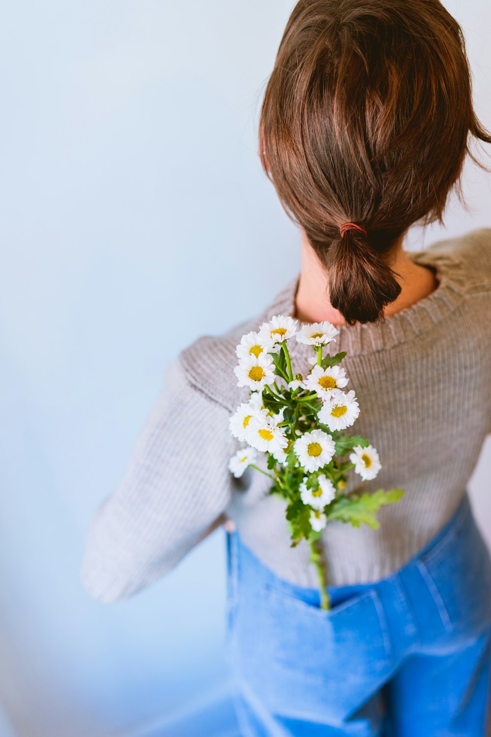 Fiori di margherita bianchi sulla tasca dei pantaloni da donna