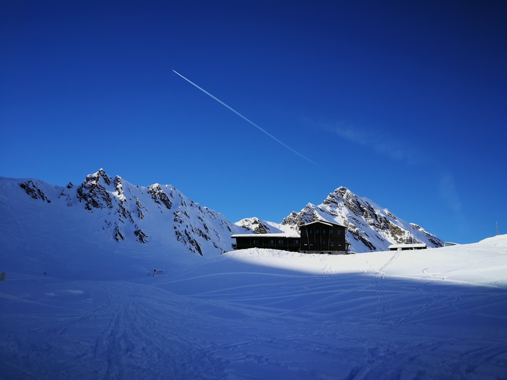 foto da montanha revestida de neve