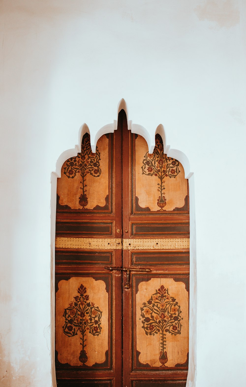 porte floreali in legno marrone e beige