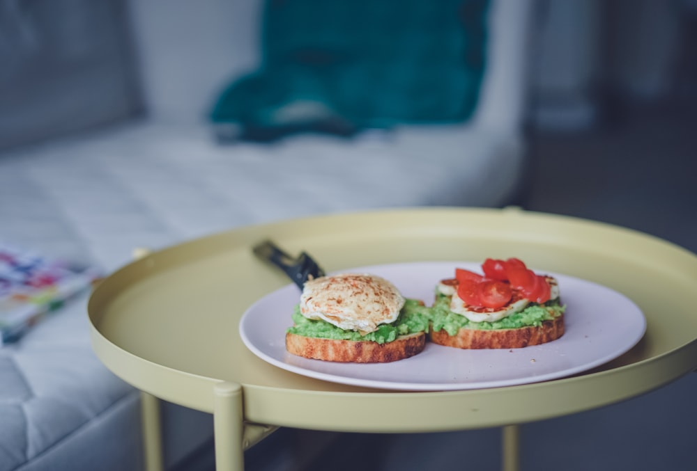 Fotografía de enfoque superficial de sándwich de verduras en plato