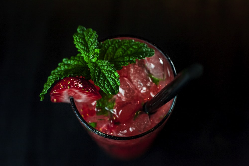 Tasse en verre remplie de boisson à la fraise