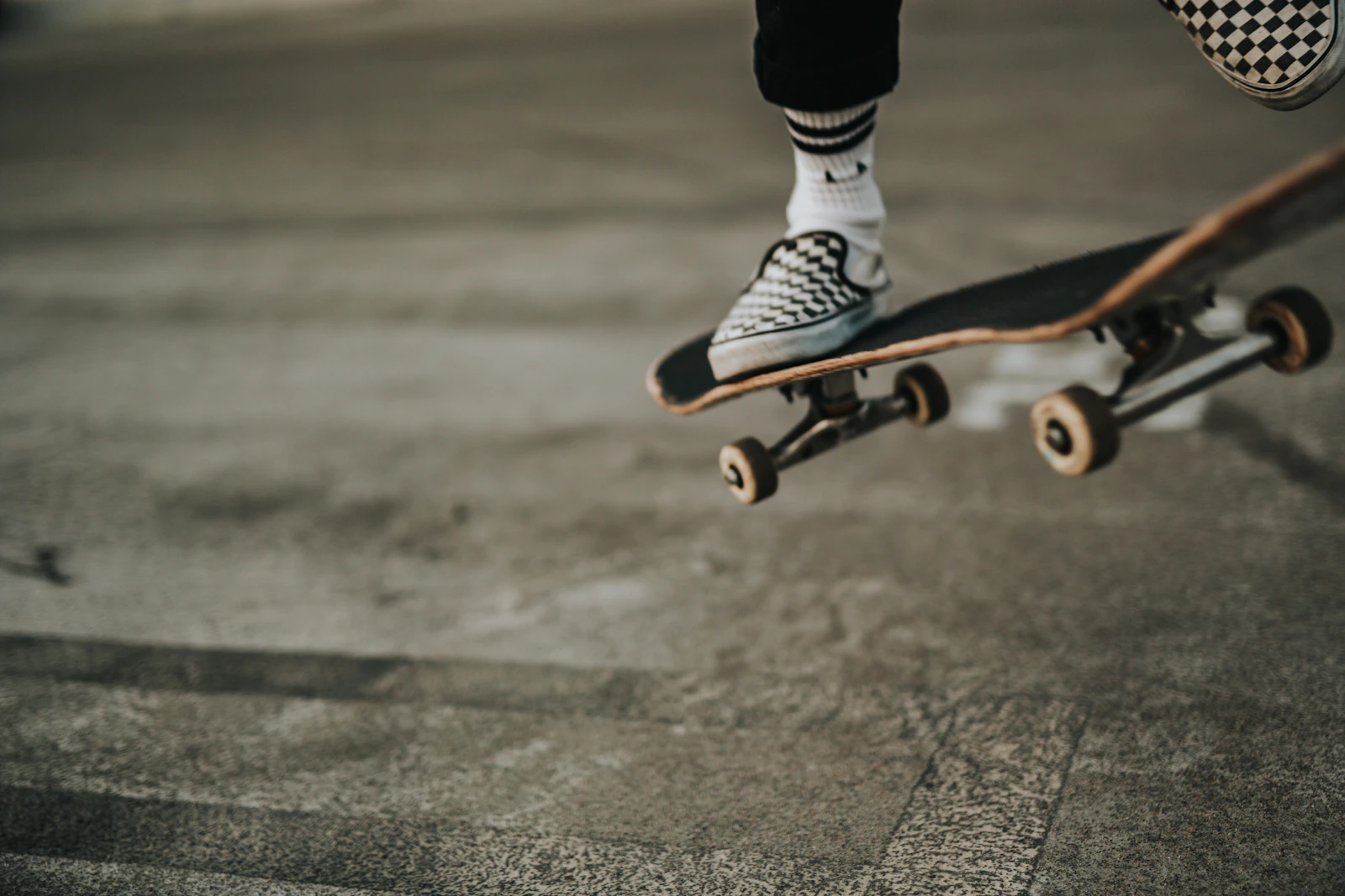Zapatillas sobre una tabla de skate en movimiento