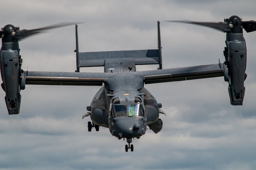 Schwarzer Hubschrauberträger schwebt am Himmel