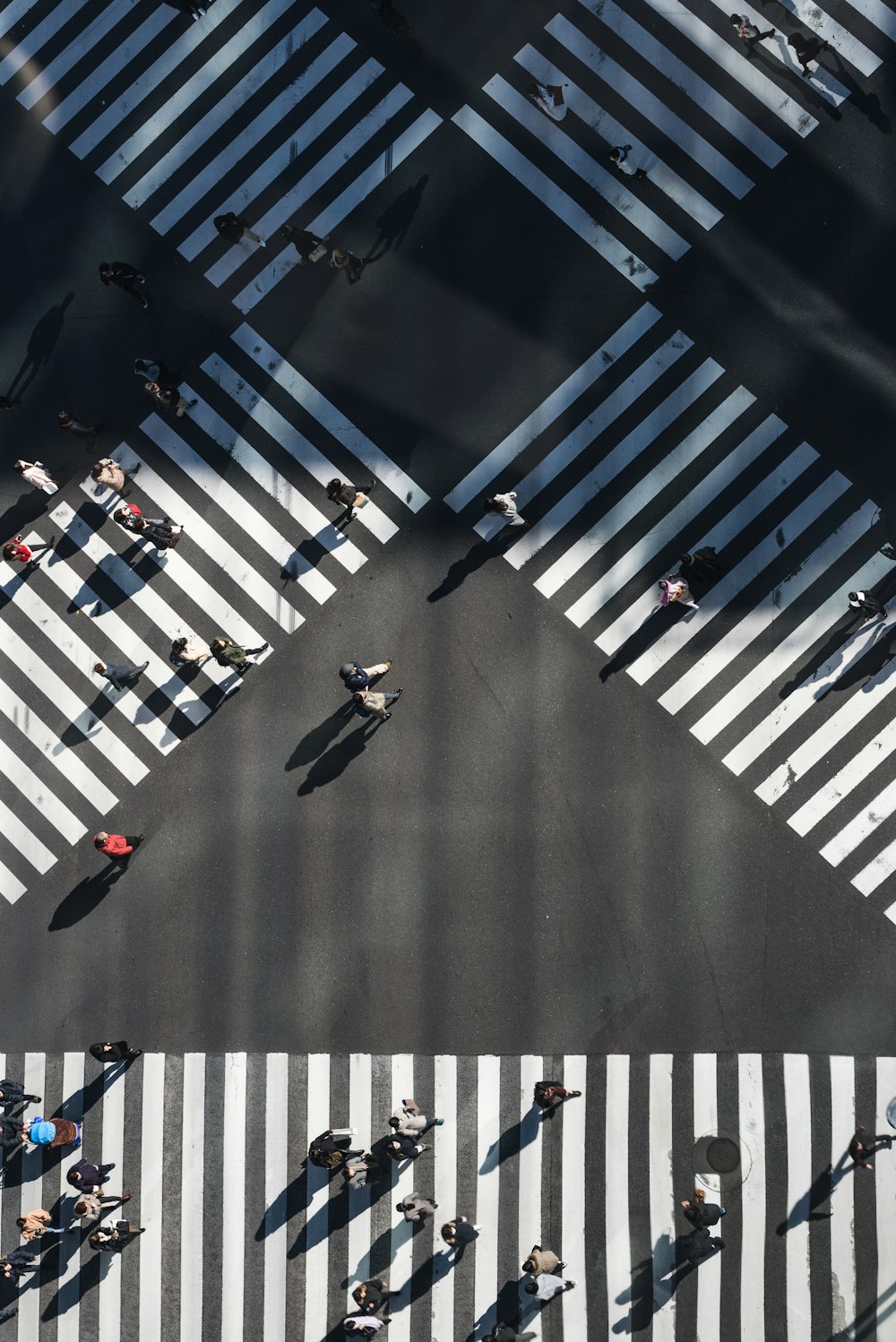 Luftaufnahmen von Menschen, die tagsüber auf der Kreuzungsstraße spazieren gehen