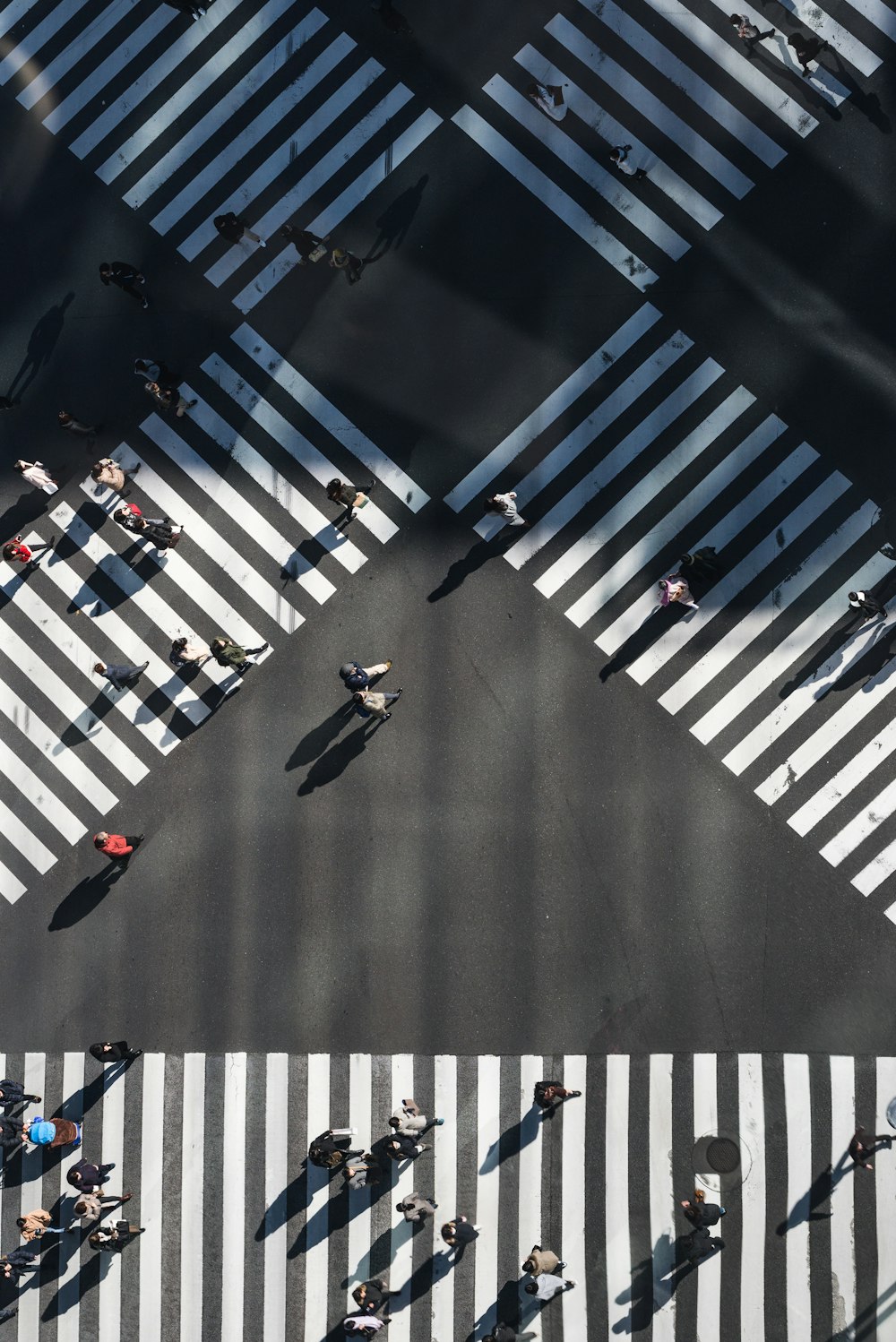 昼間の交差点通りを歩く人々の航空写真