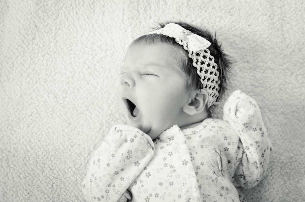 Bebé Recién Nacido Que Duerme En La Piel Blanca En Luz Del Sol Foto de  archivo - Imagen de descendiente, camisa: 46606554
