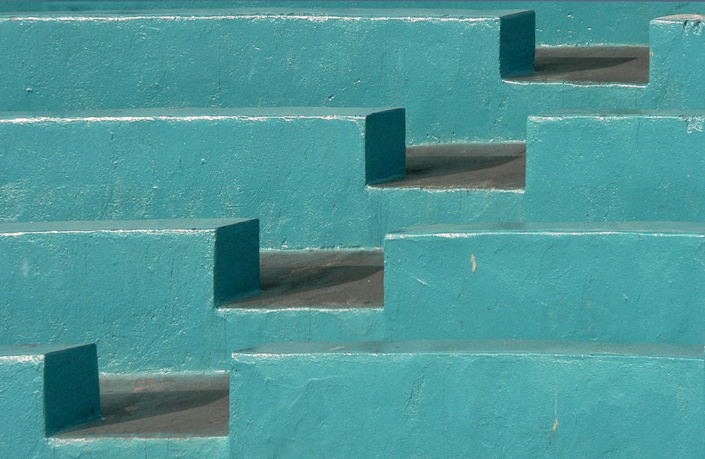 banco de hormigón verde azulado