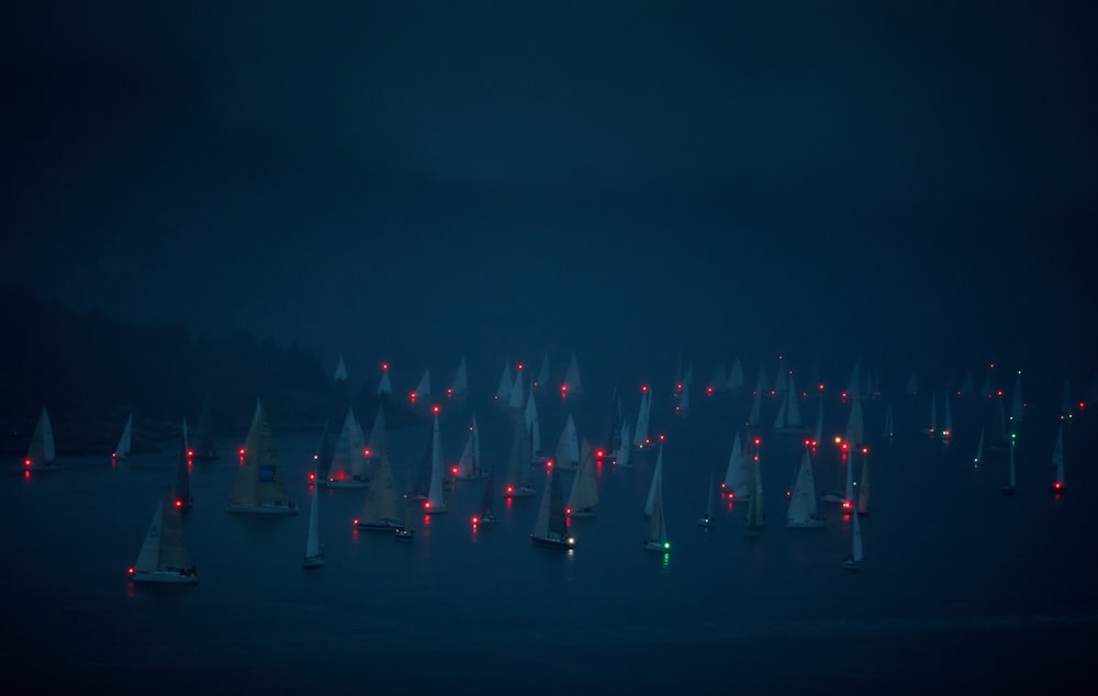 Bateaux sur plan d’eau pendant la nuit