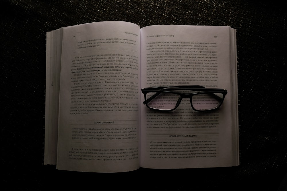 óculos no livro branco