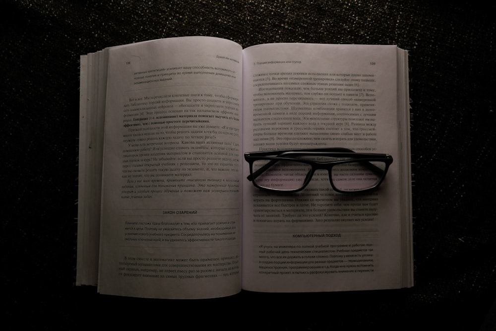 lunettes sur livre blanc