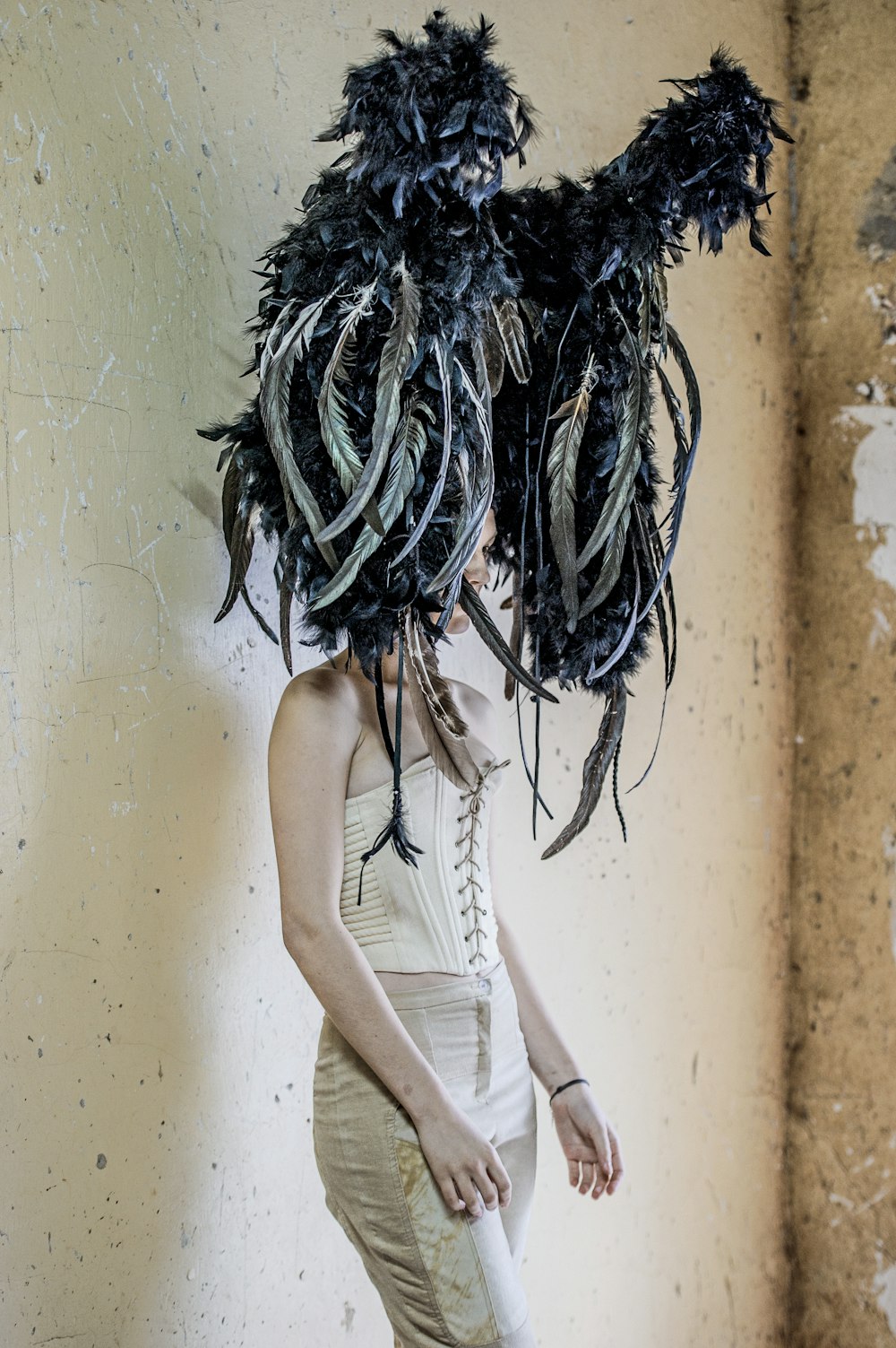 Femme devant le mur portant une coiffe de costume traditionnel