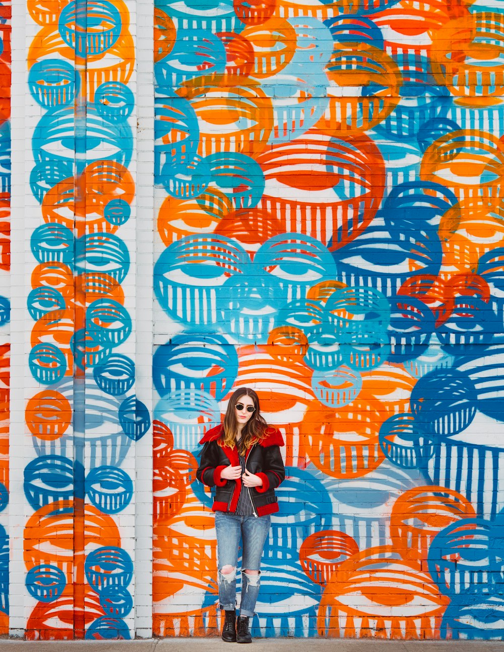 Femme debout à côté de Wall Street Art