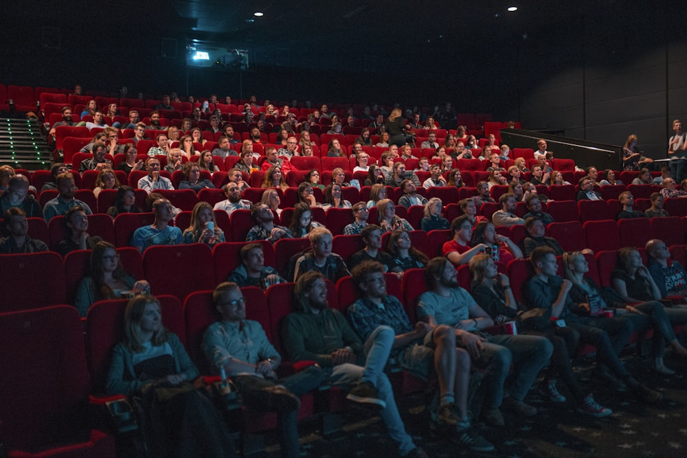 Persona viendo la película