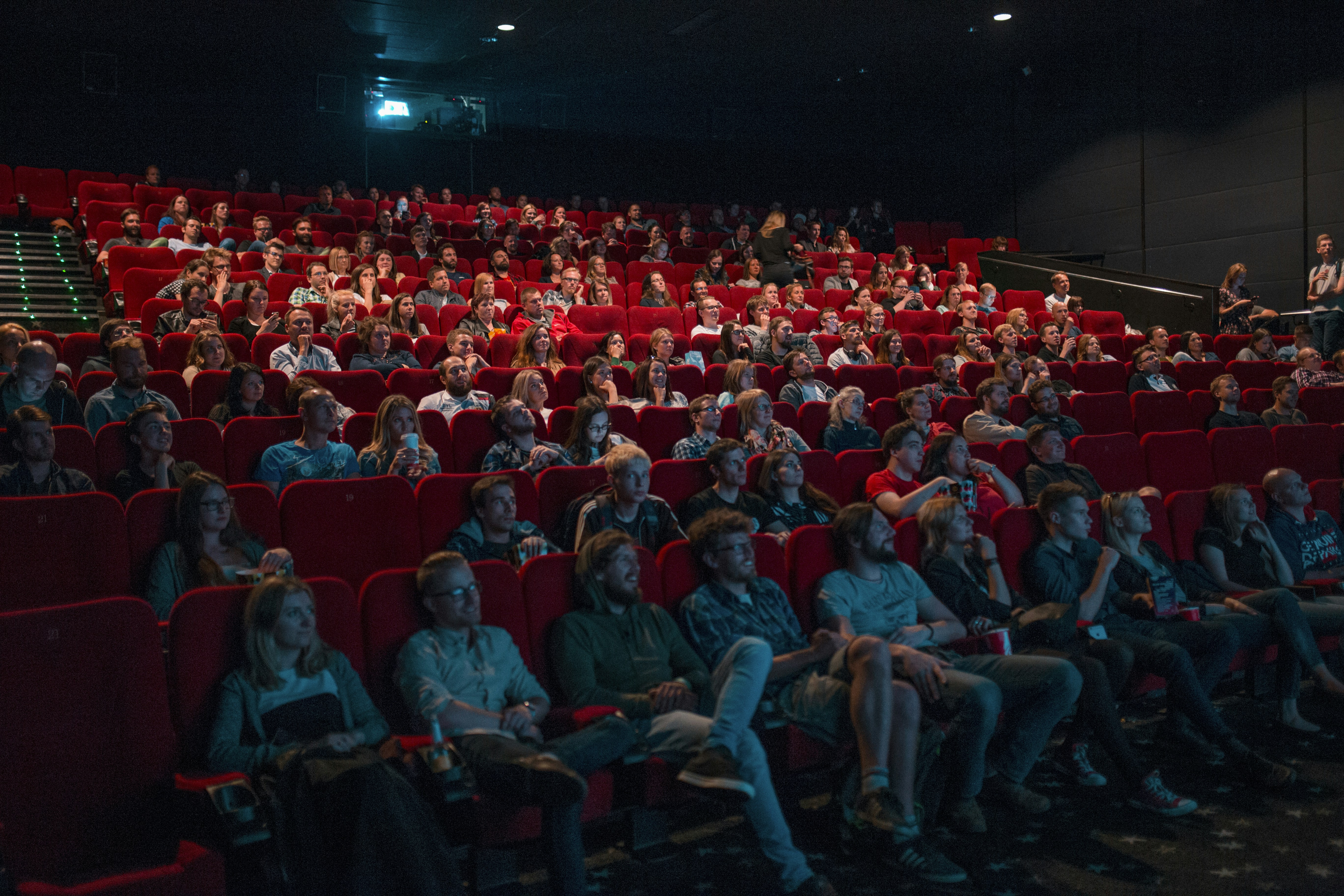 People watching the new Game of thrones episode in cinema
