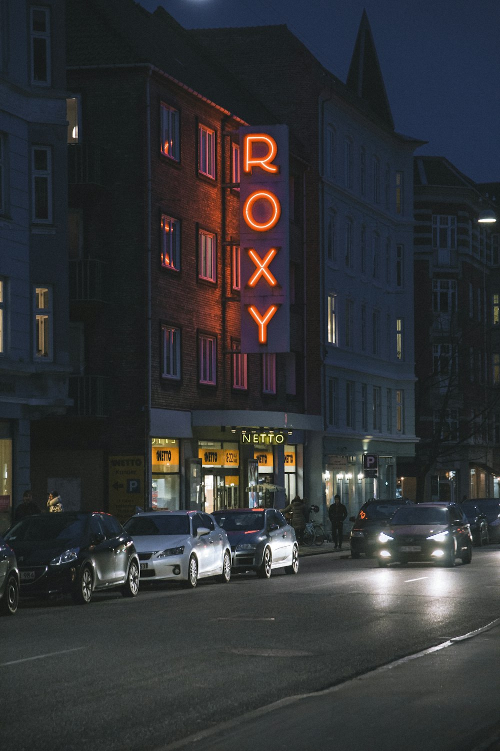 veículos em frente ao estabelecimento Roxy durante a noite