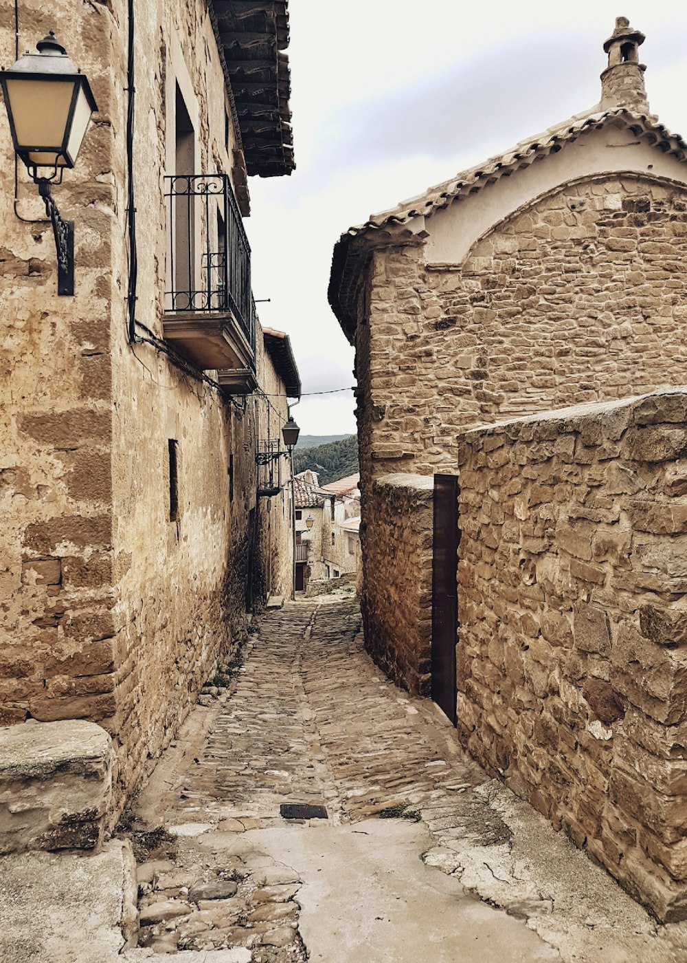 Casas de ladrillos marrones bajo el cielo azul