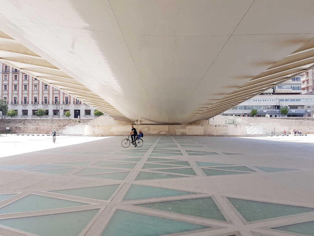 hombre montando en bicicleta