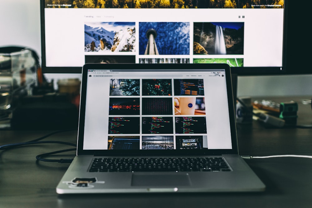 MacBook Pro encendido colocado sobre una mesa de madera