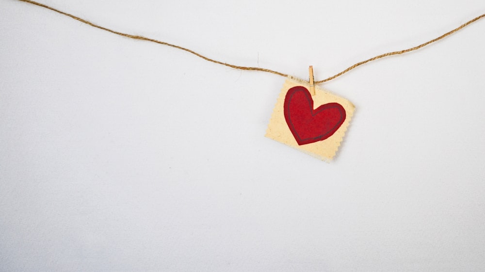 Pendentif rouge et beige en forme de coeur