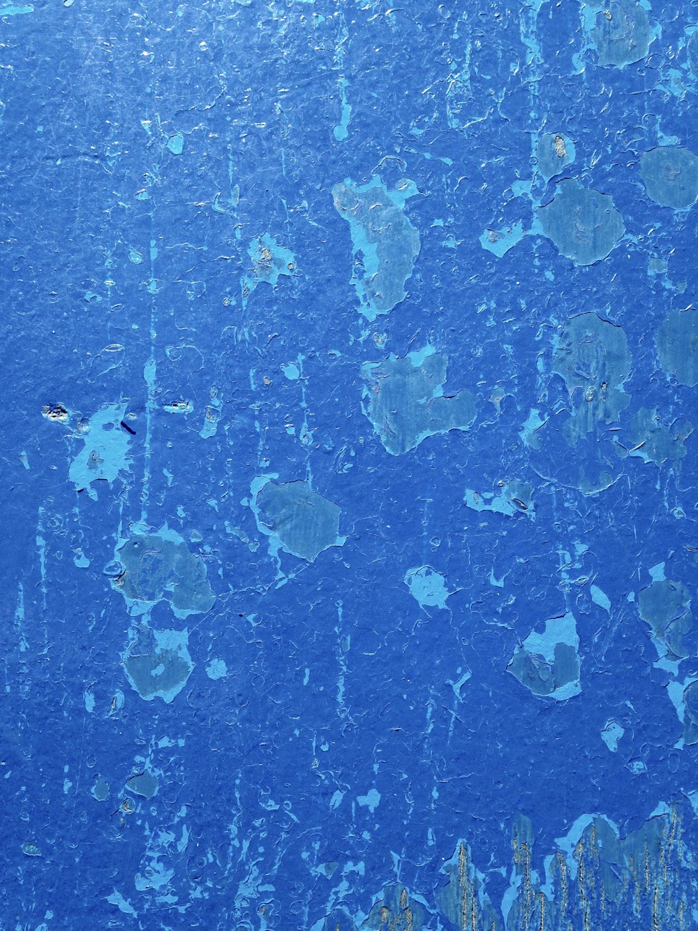 l’image d’un mur bleu qui semble avoir été peint