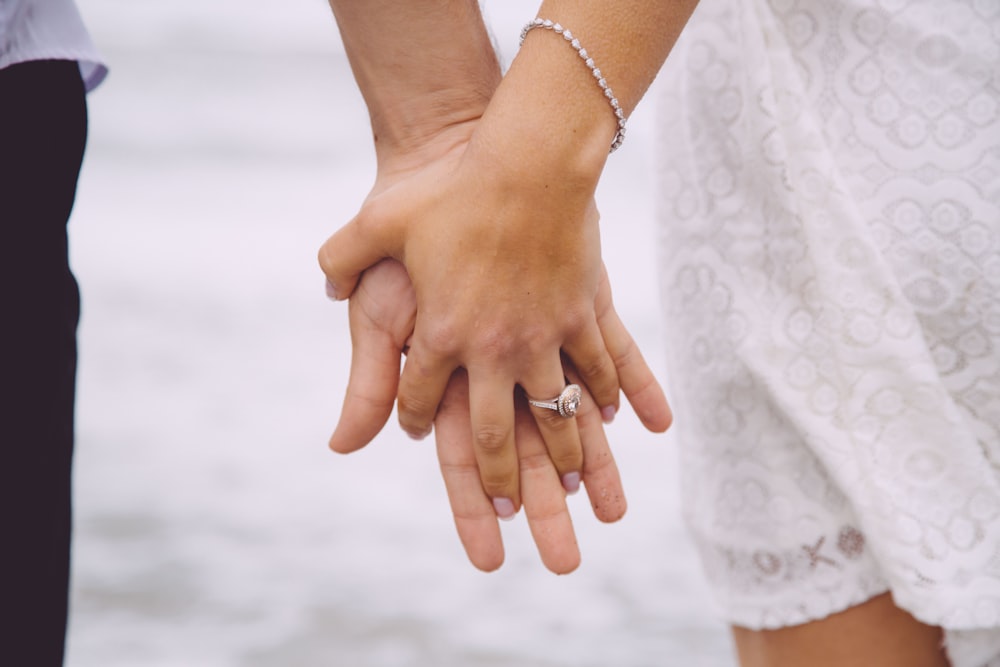 pareja tomados de la mano