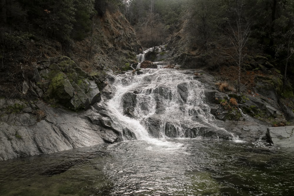 Bergwasserfälle tagsüber