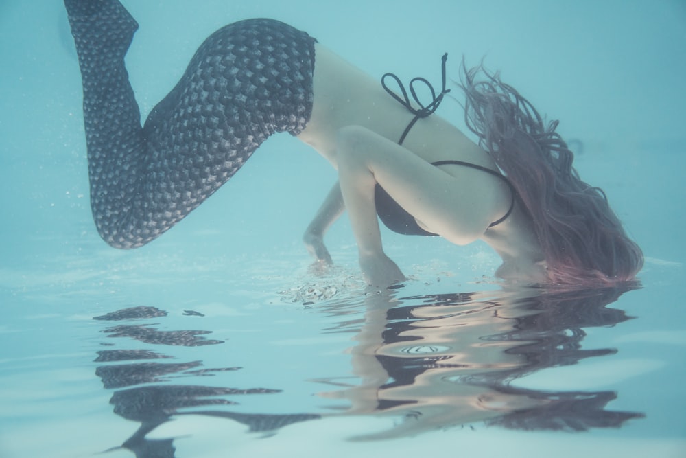 mulher nadando debaixo d'água
