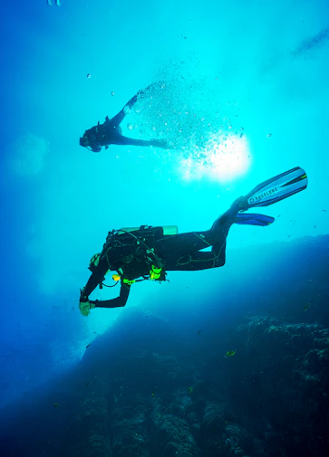 Buzos profesionales bajo el agua con equipo de buceo FrogMan