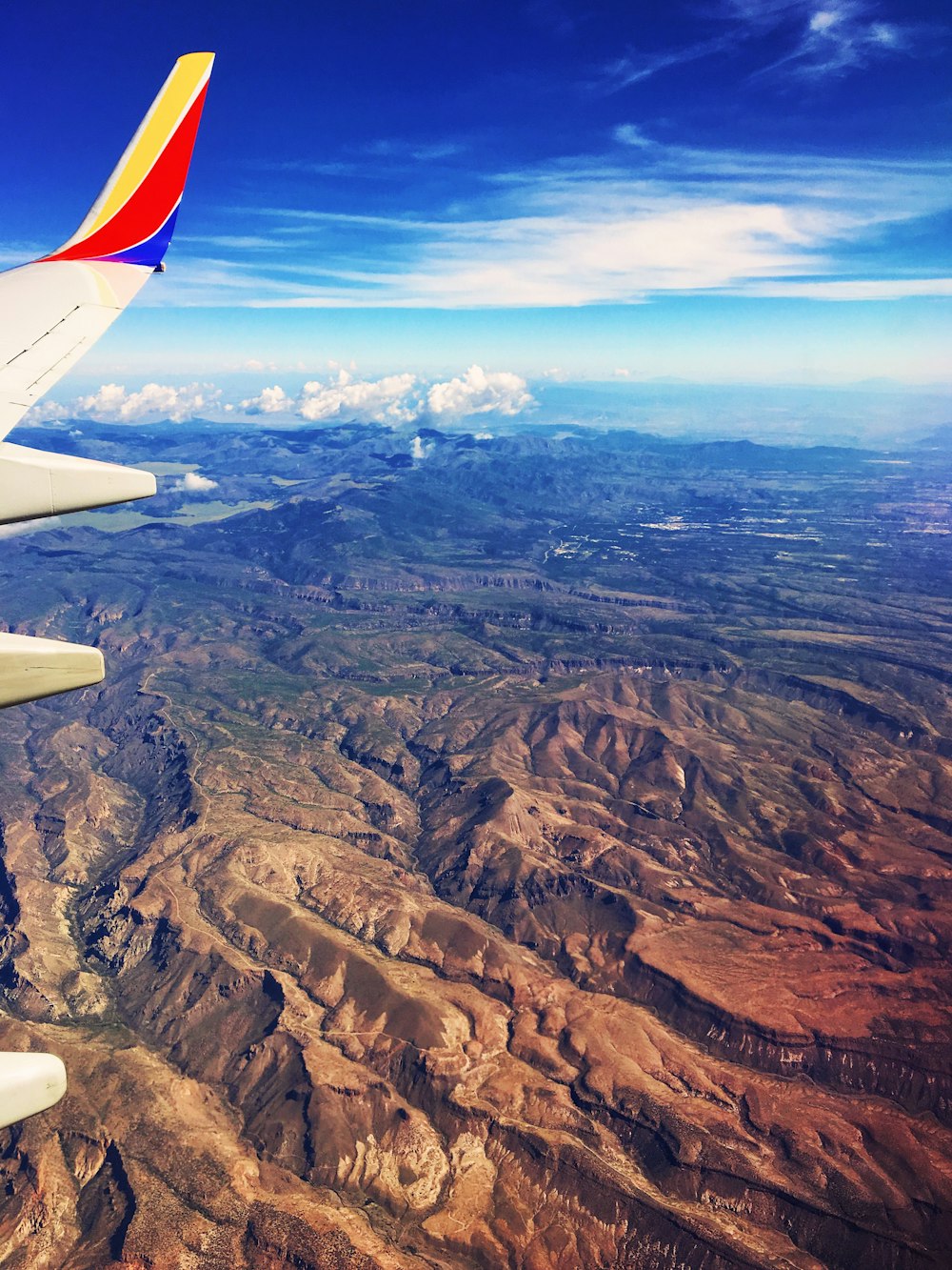 峡谷を通過する旅客機