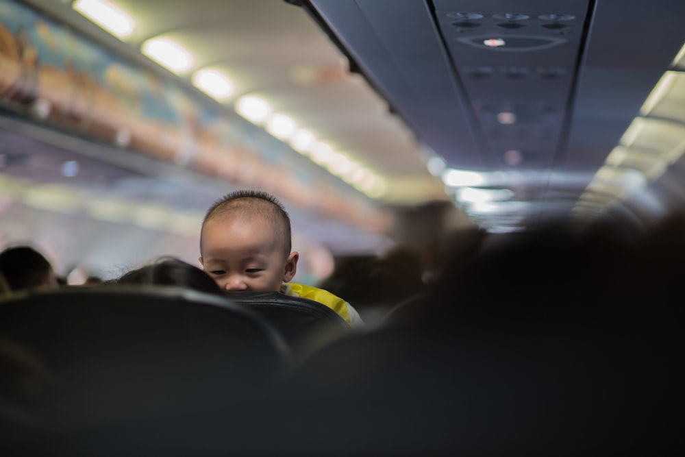 bebé en avión de pasajeros