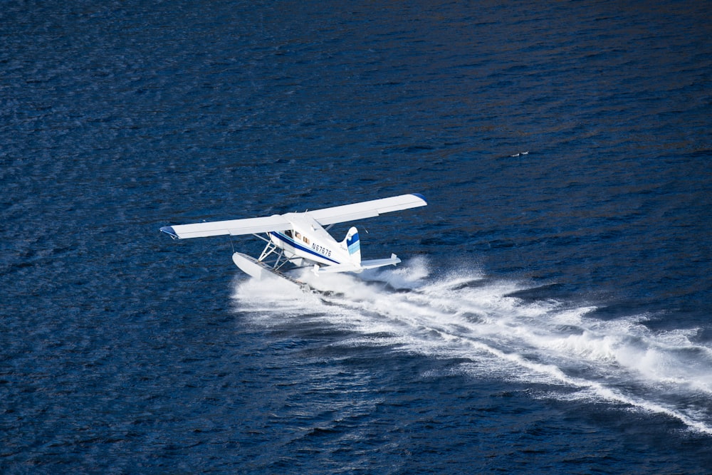 Avião pousando na água