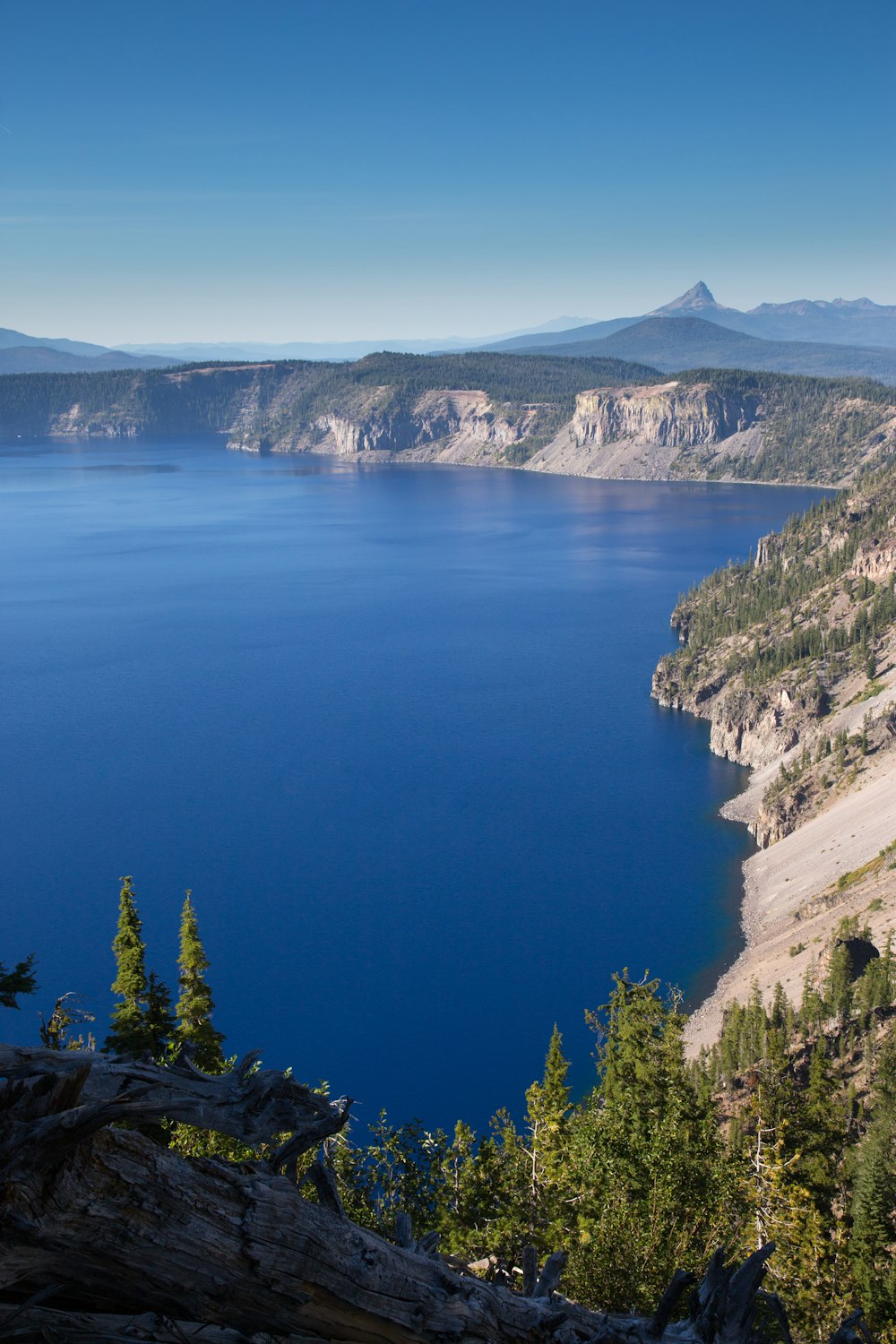 Foto de paisaje de montaña cerca del cuerpo de agua