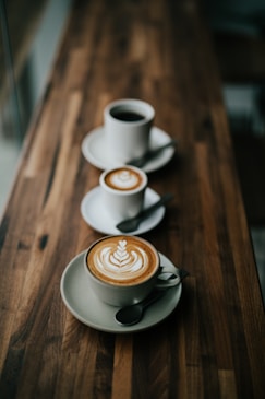 Trois tasses de café posées sur une table