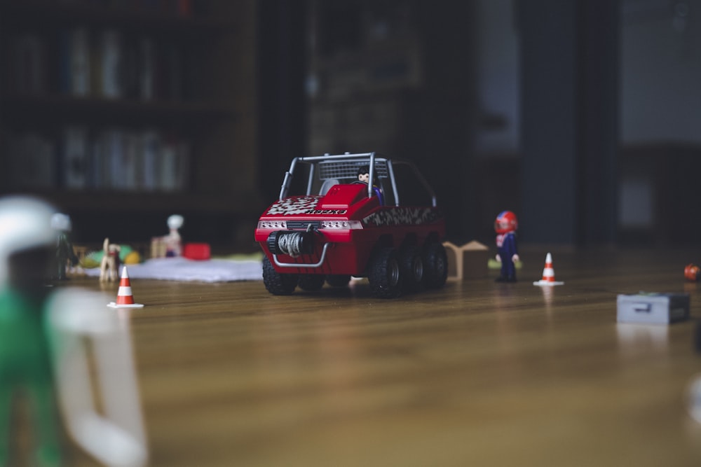 brinquedo vermelho e preto do caminhão no chão