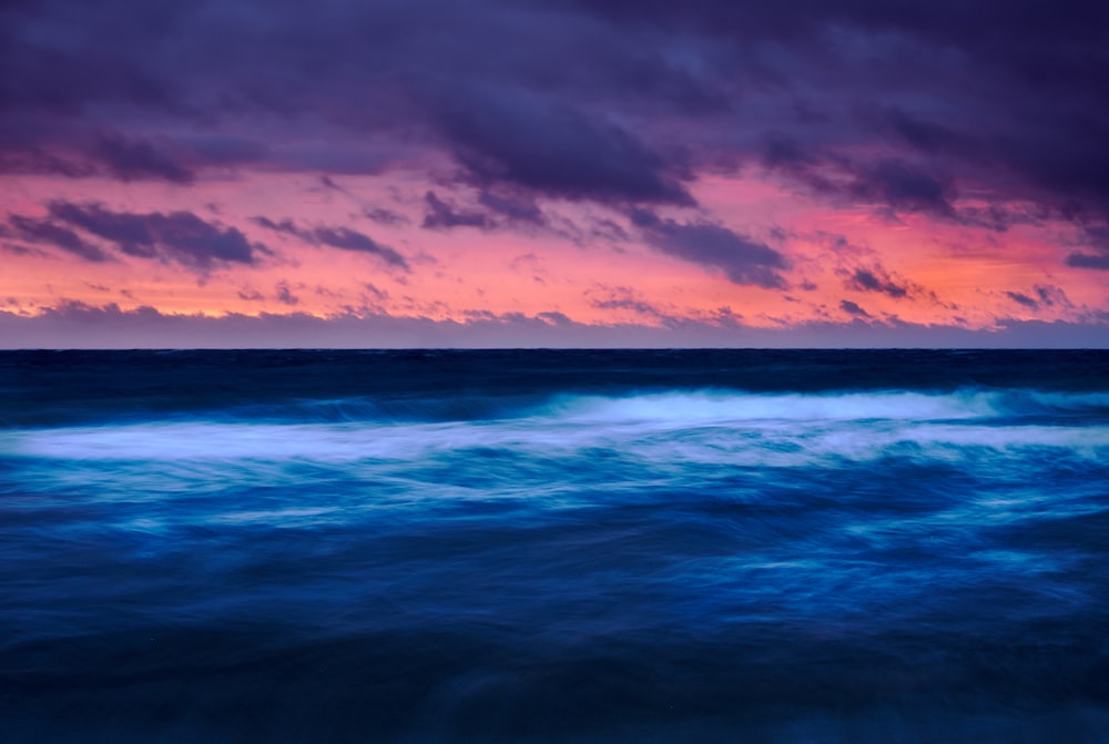 specchio d'acqua sotto cielo nuvoloso