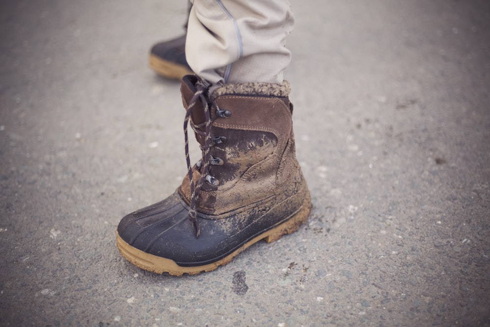 blue-and-black snow boots photo – Free Person Image on Unsplash