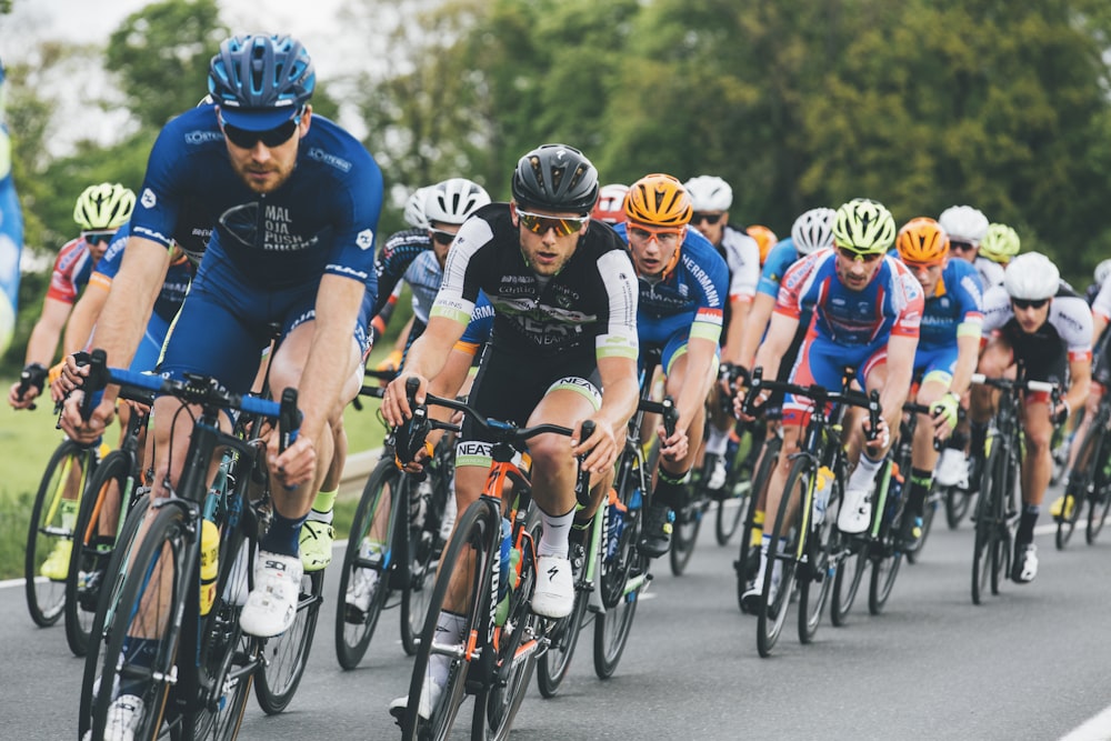 groupe de cyclistes sur route goudronnée