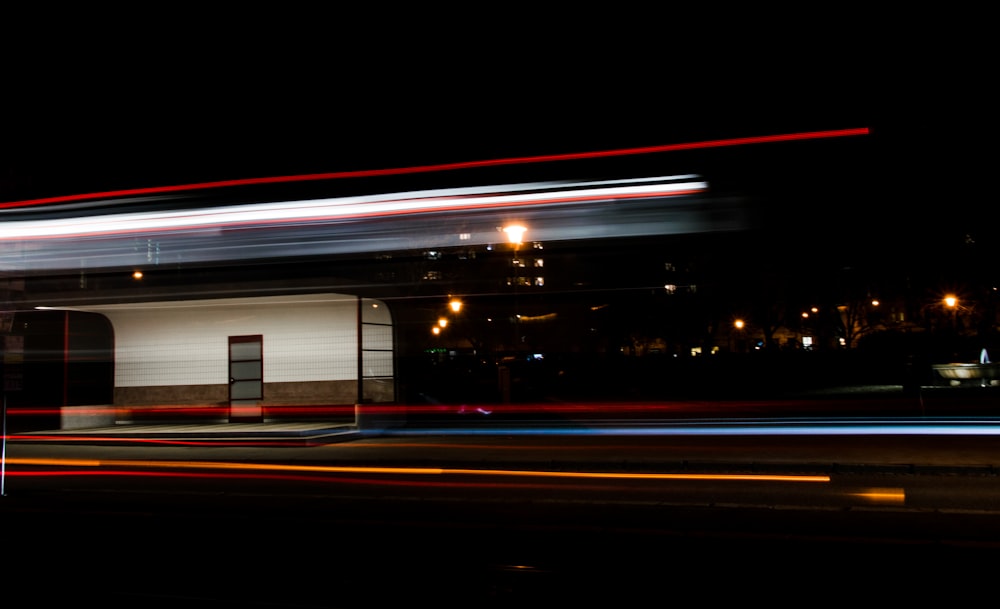 Fotografia Timelapse de carros passando por Norte e Sul