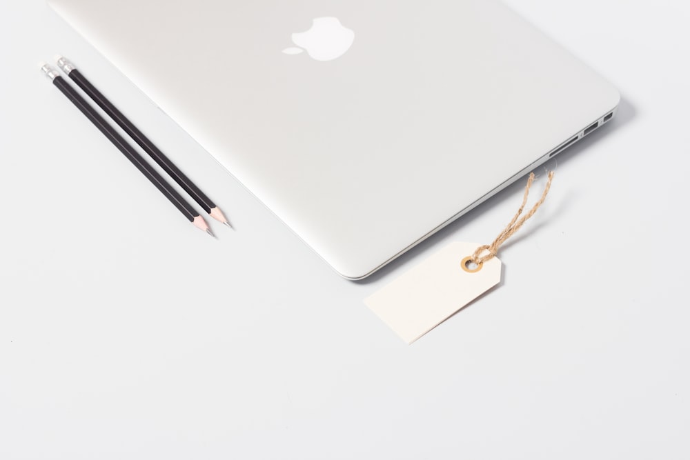 foto ravvicinata di MacBook Air vicino alle matite