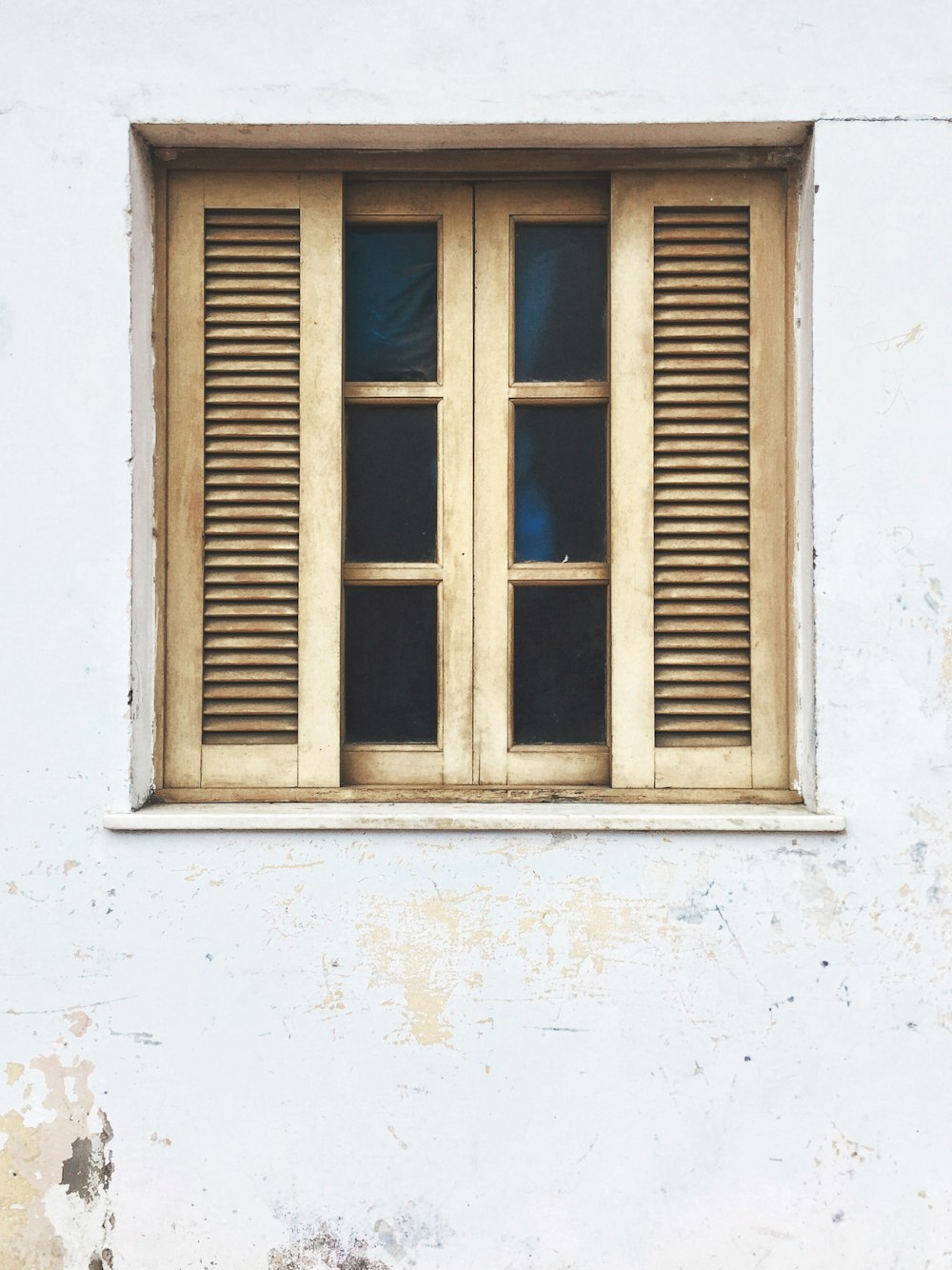 茶色の木製の窓