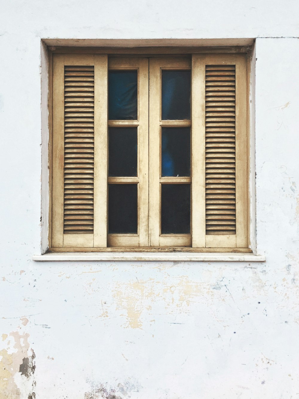 ventana de madera marrón