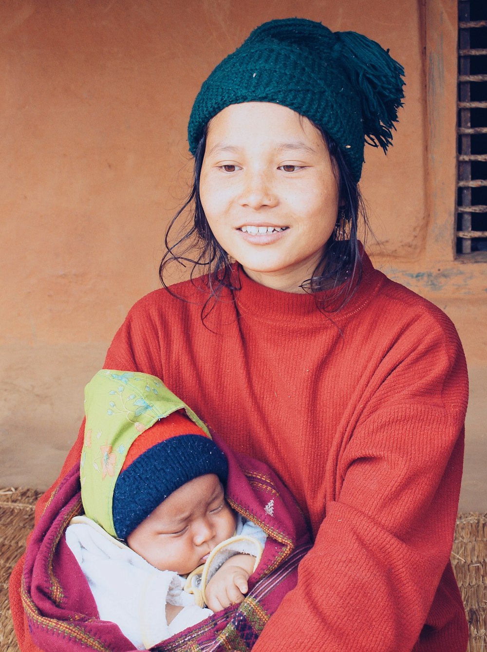 Frau mit Baby auf dem Arm